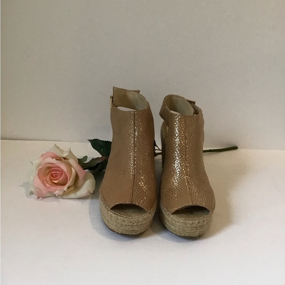 Kenneth Cole metallic peep toe platform, size 8.5 - Picture 2 of 9